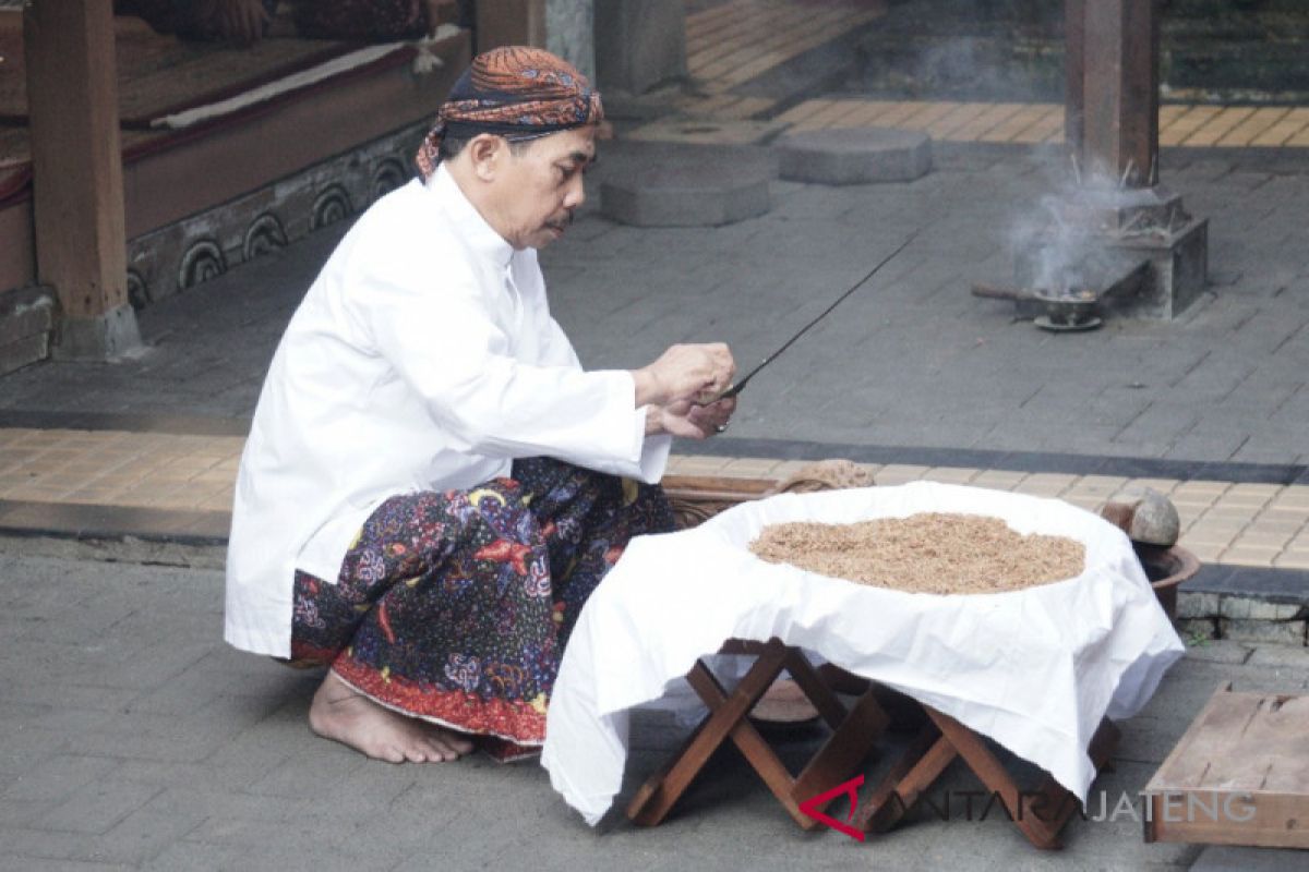 Keris dan Tombak Sunan Kudus "Dijamas"