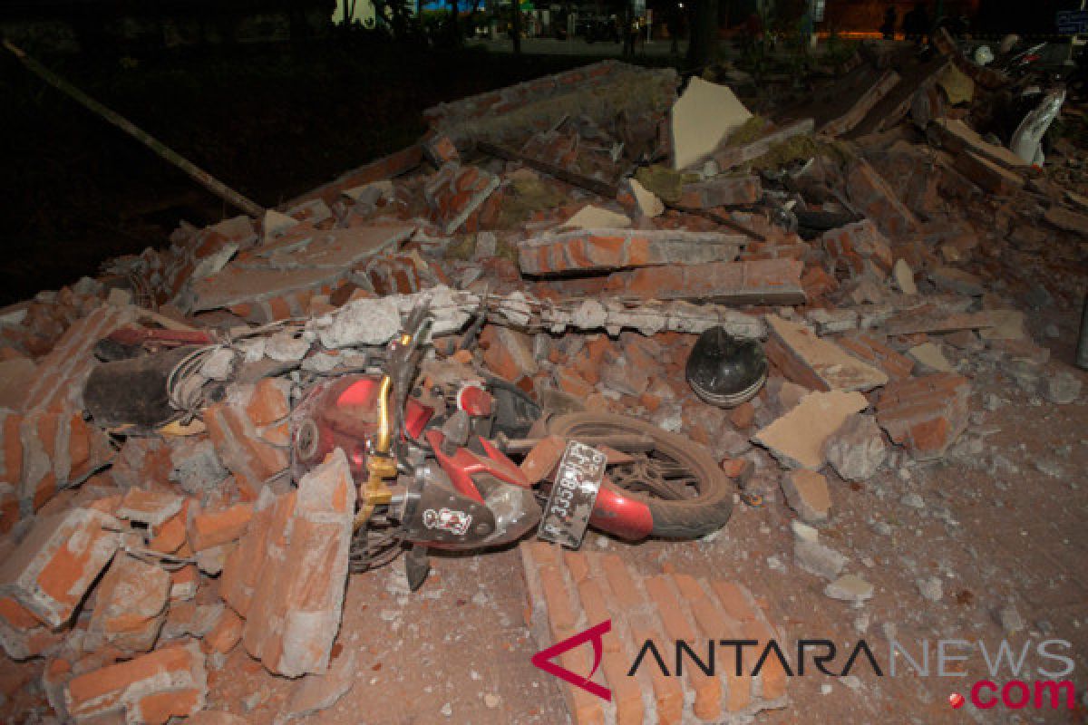 Sejumlah bangunan di Bali roboh akibat gempa