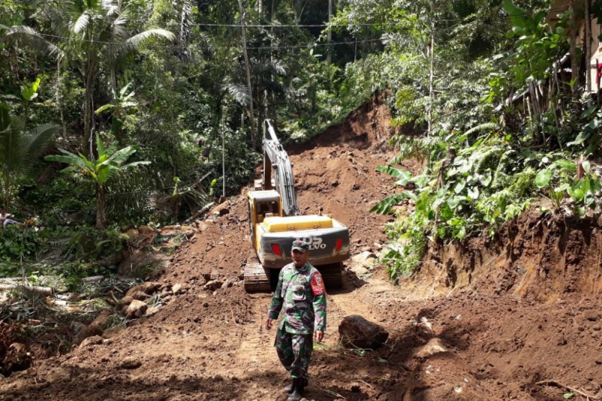 Kodim Karangasem bantu pengerjaan jalan warga Sidemen