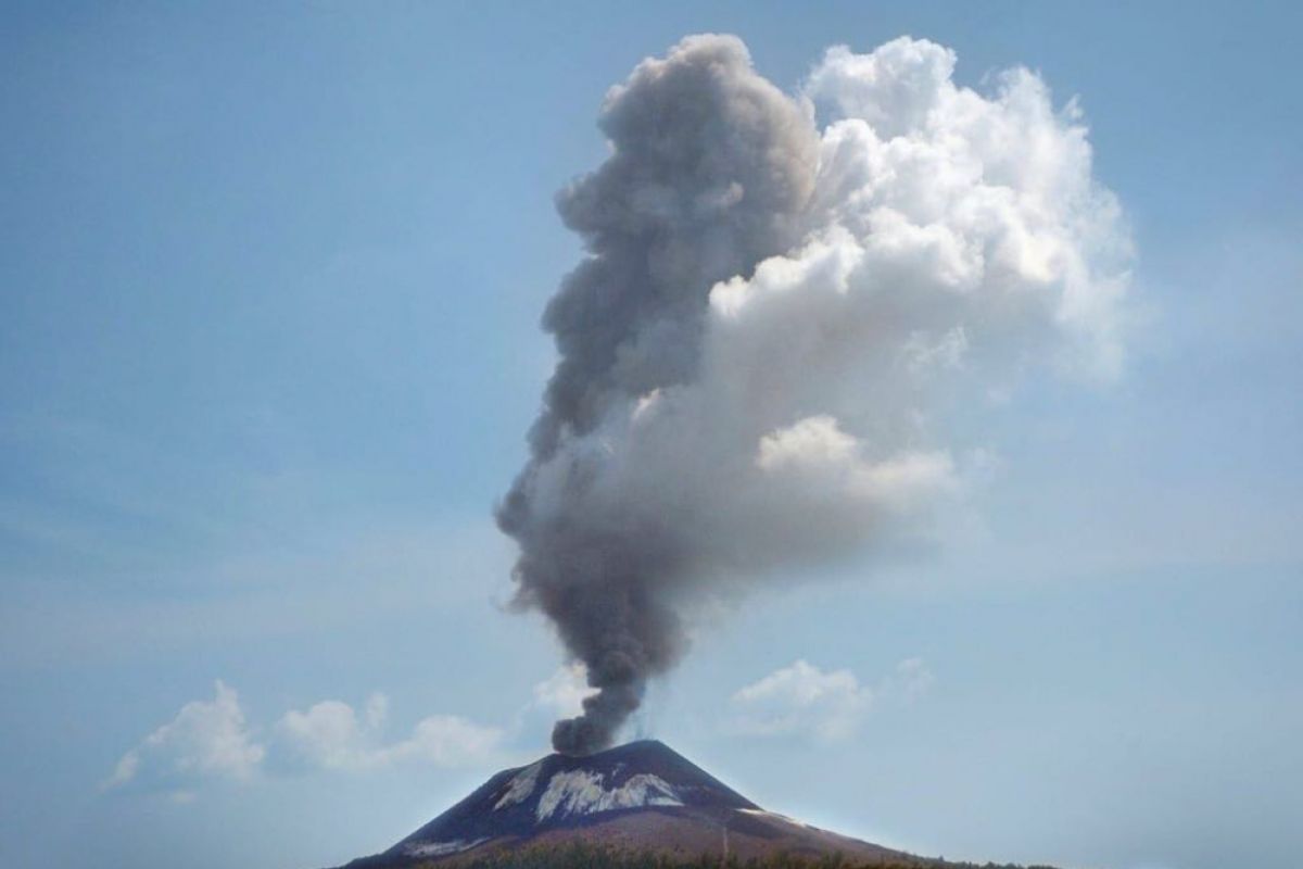 Gunung Ibu meletus, status tetap waspada