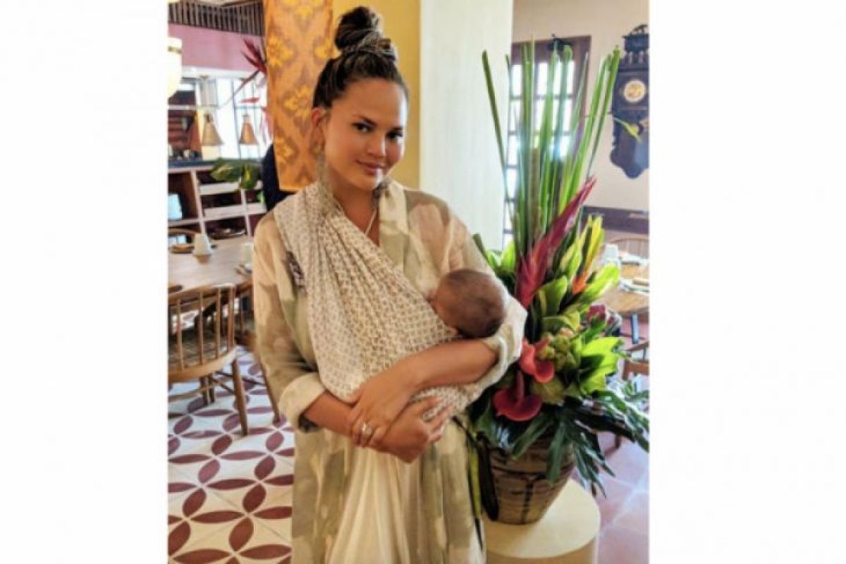 Model Amerika Chrissy Teigen rasakan gempa di Bali