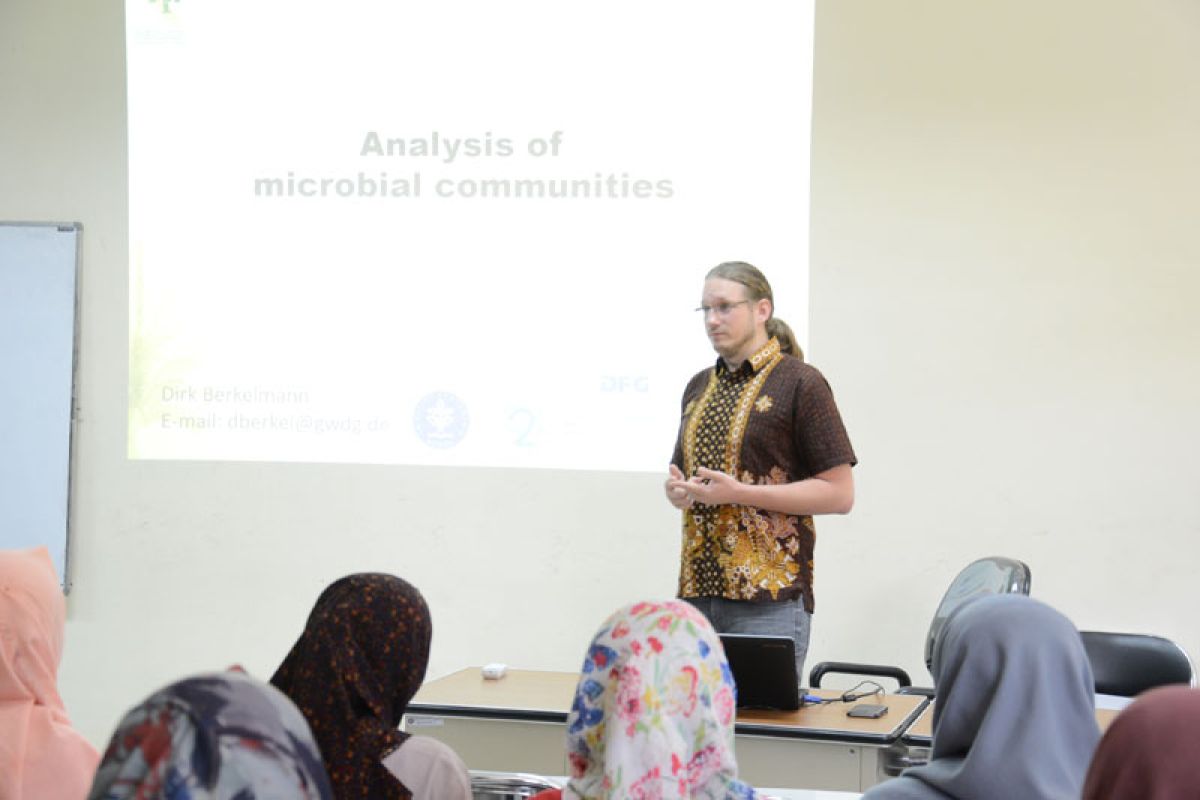 Mahasiswa doktoral asal Jerman isi kuliah Mikrobiologi di IPB
