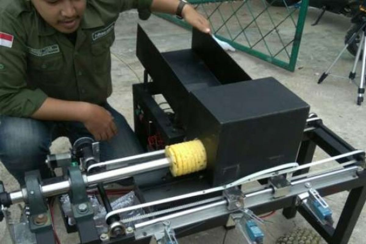 Mahasiswa Politeknik Caltex Riau ini Ciptakan Alat Pengupas Nanas Otomatis