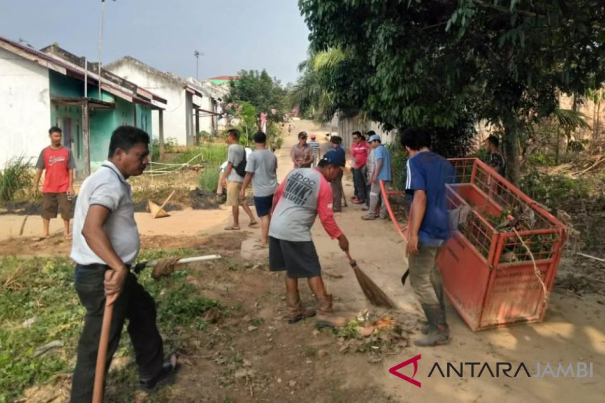 BUMN Hadir - PTPN Holding bantu bersihkan pemukiman warga