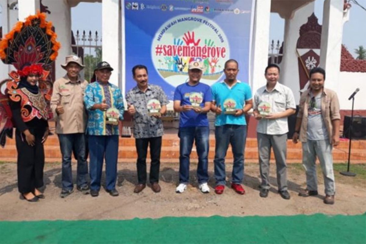 PLN Area Semarang bersama pelajar tanam 5.000 mangrove