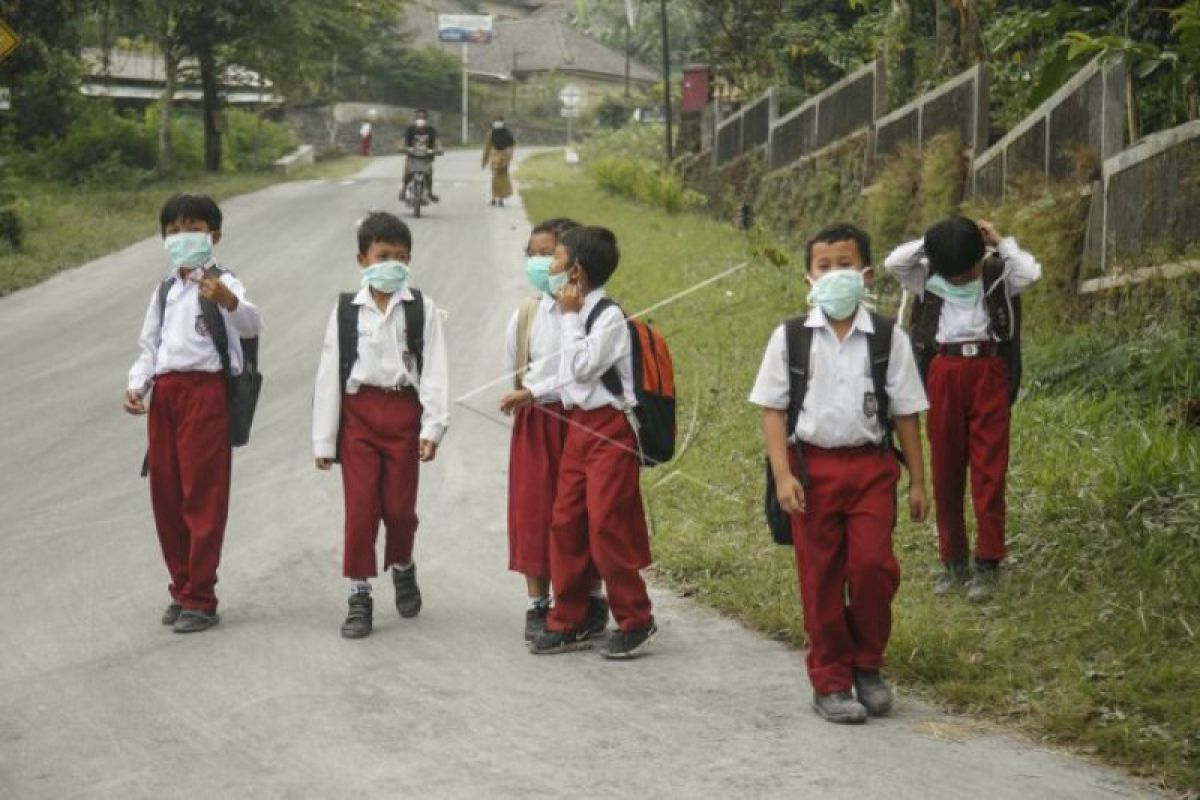 Schools closed in Pontianak on thick smoke from forest fires