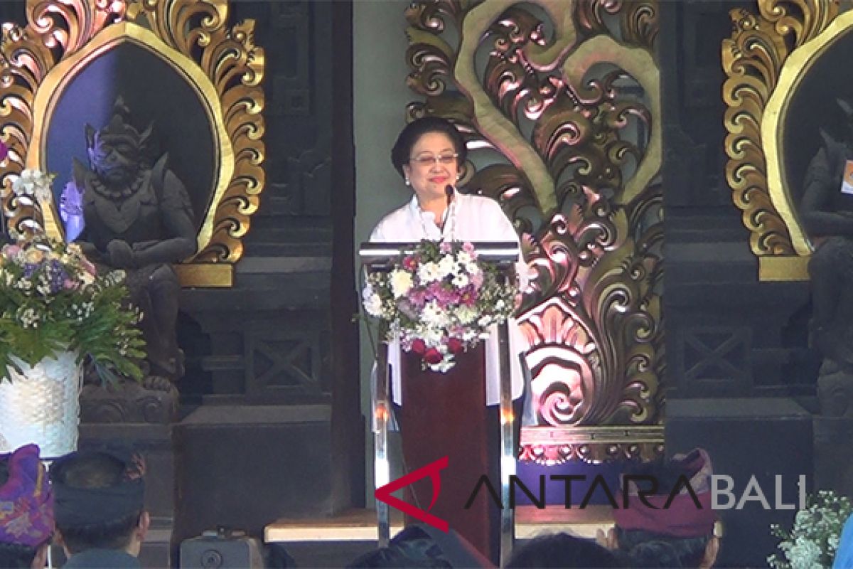 Megawati tutup Festival Tanah Lot (video)