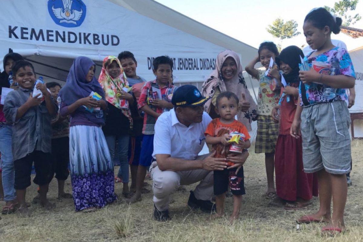 Membawa anak-anak kembali ke sekolah setelah gempa