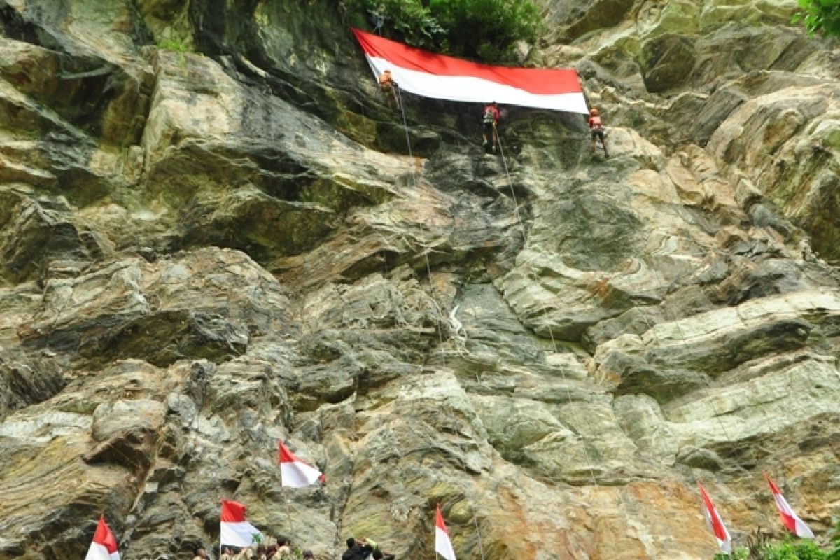 Bendera merah putih raksasa akan berkibar di puncak Gunung Poteng