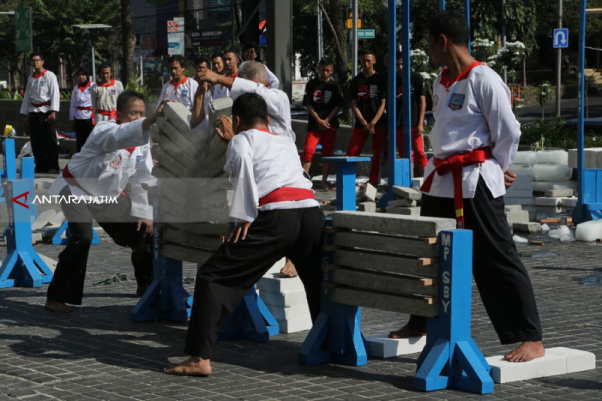 Ratusan Pesilat Merpati Putih Gelar Atraksi Kemerdekaan RI di Surabaya