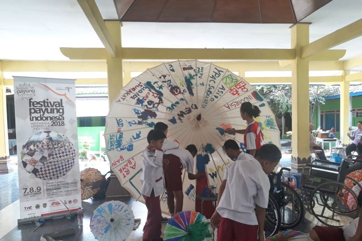 Puluhan siswa disabilitas lukis payung raksasa di Surakarta