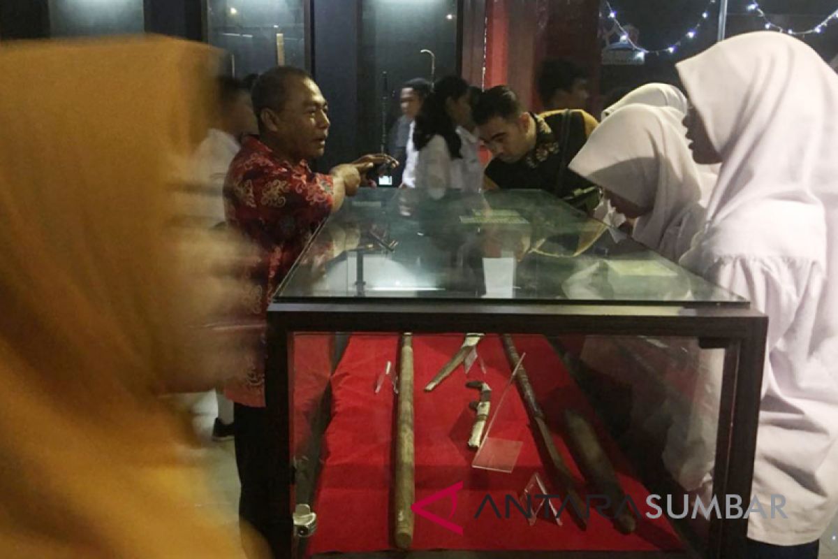 Senjata tradisional delapan provinsi dipamerkan di Padang