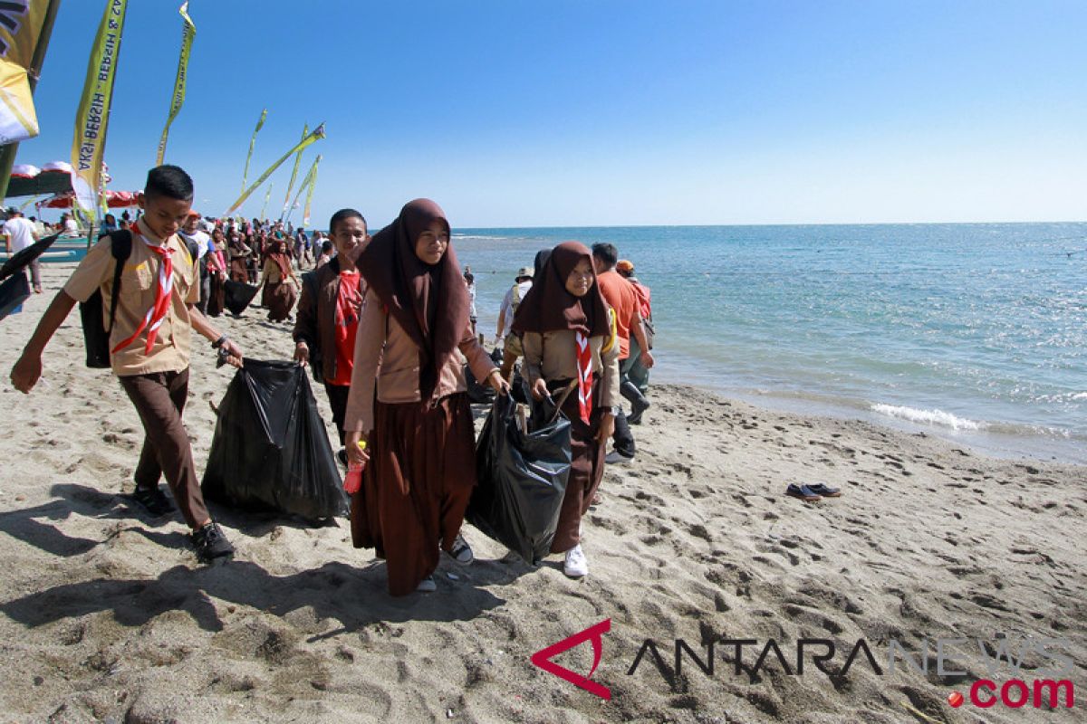 Aksi bersih kawasan pesisir Gorontalo digelar kolaboratif sejumlah elemen