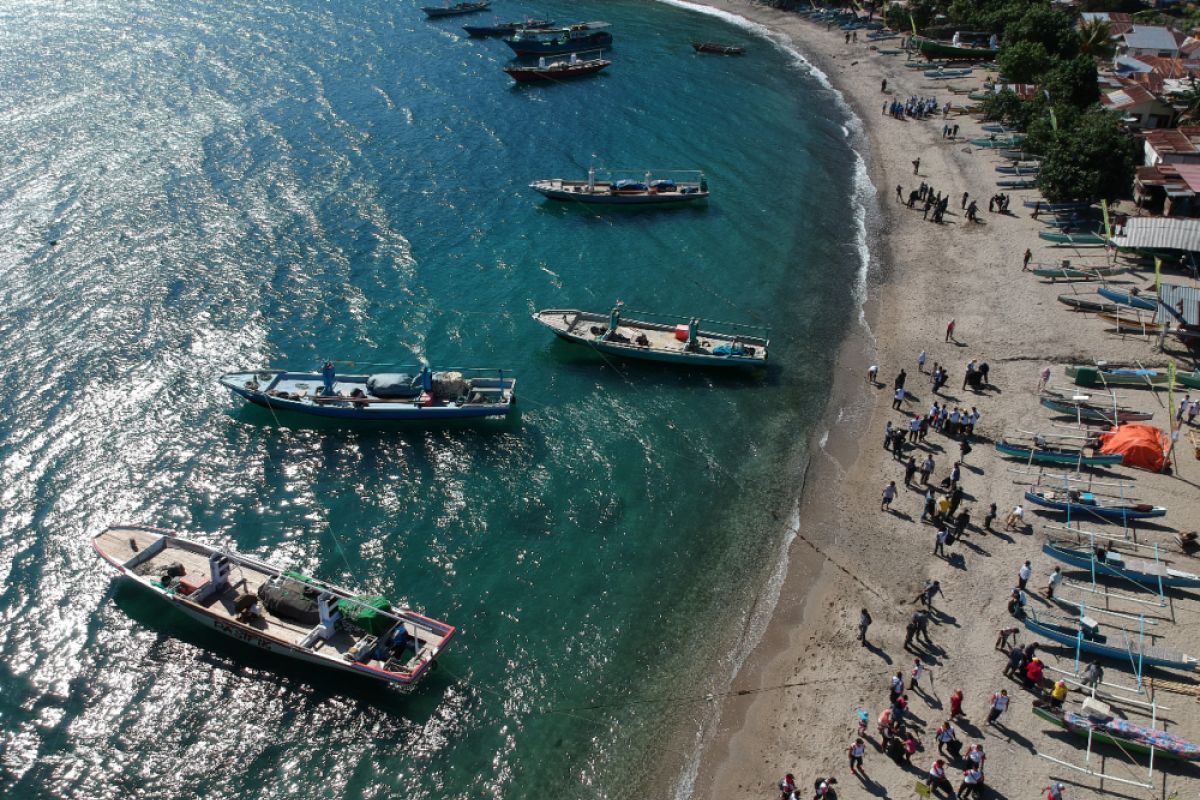 Ratusan Warga Gorontalo Bersihkan Laut Dari Sampah