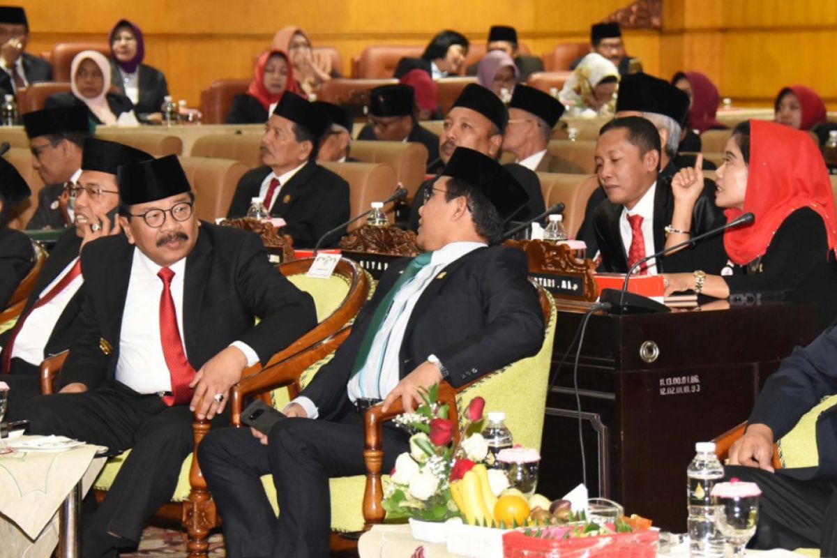 Hadiri Sidang Paripurna Istimewa, Pakde Karwo Ingatkan Pembangunan Berkelanjutan-Perubahan