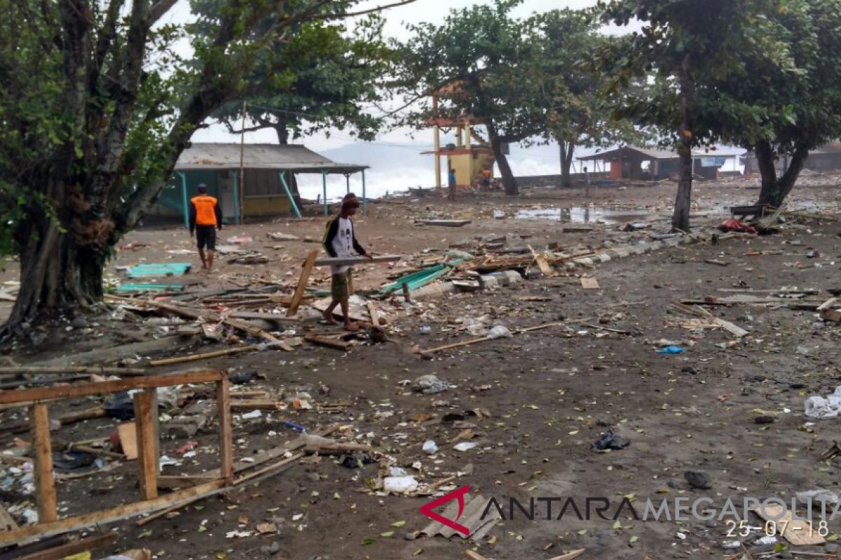 Puluhan kapal nelayan rusak diterjang gelombang pasang