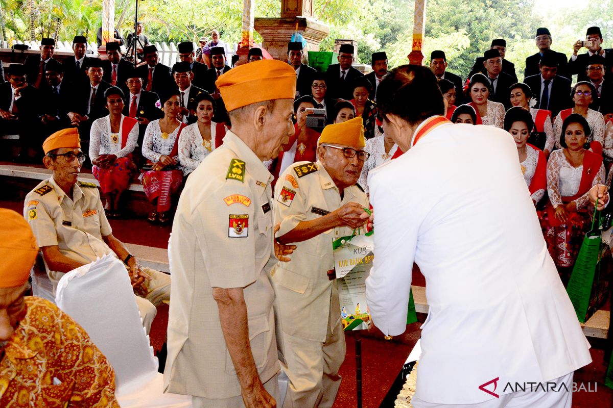 Gubernur berbagi kasih dengan 100 veteran Bali