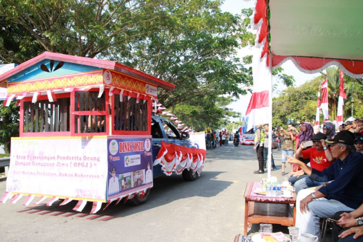 Pawai pembangunan di Sintang meriah