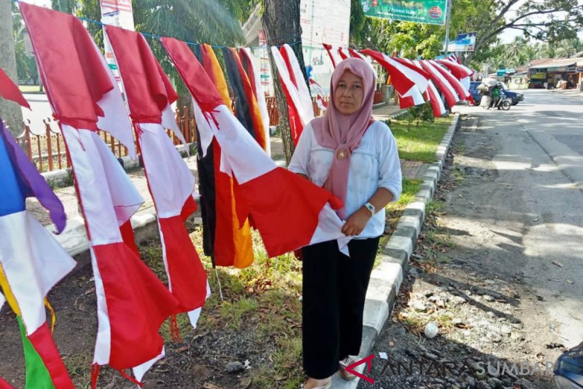 Pedagang bendera Merah Putih di Solok keluhkan sepi pembeli