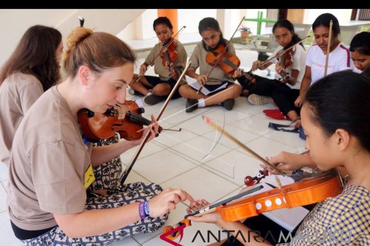 Orkestra Ocas workshop musik di IAKN Ambon