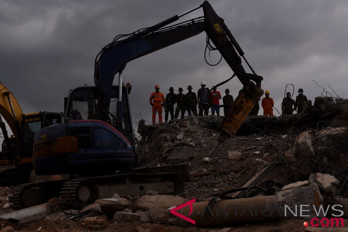 Warga  duga masih banyak korban terjebak reruntuhan