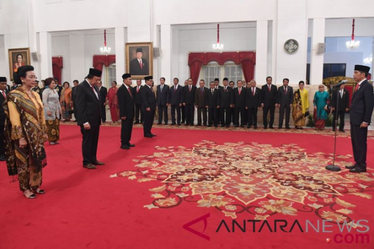 Presiden anugerahkan tanda kehormatan kepada delapan tokoh