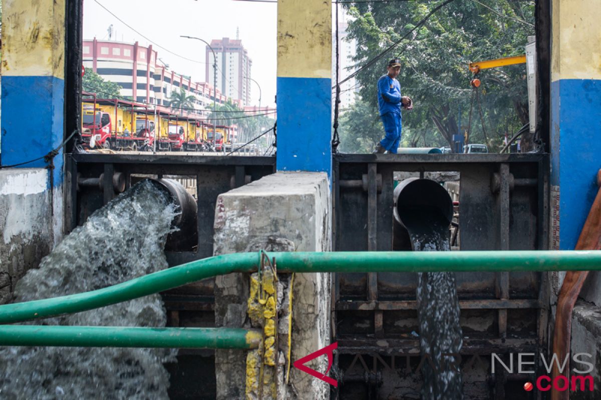 Waspada, ketinggian air di Pintu Air Sunter Hulu siaga dua