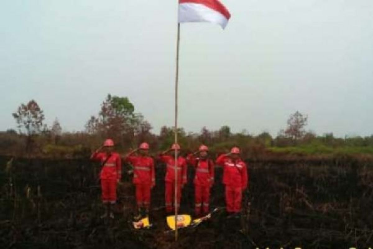 Perjuangan Satgas Karhutla Ditengah Padamkan Api, Tak Lupa Upacara Bendera Peringati HUT RI