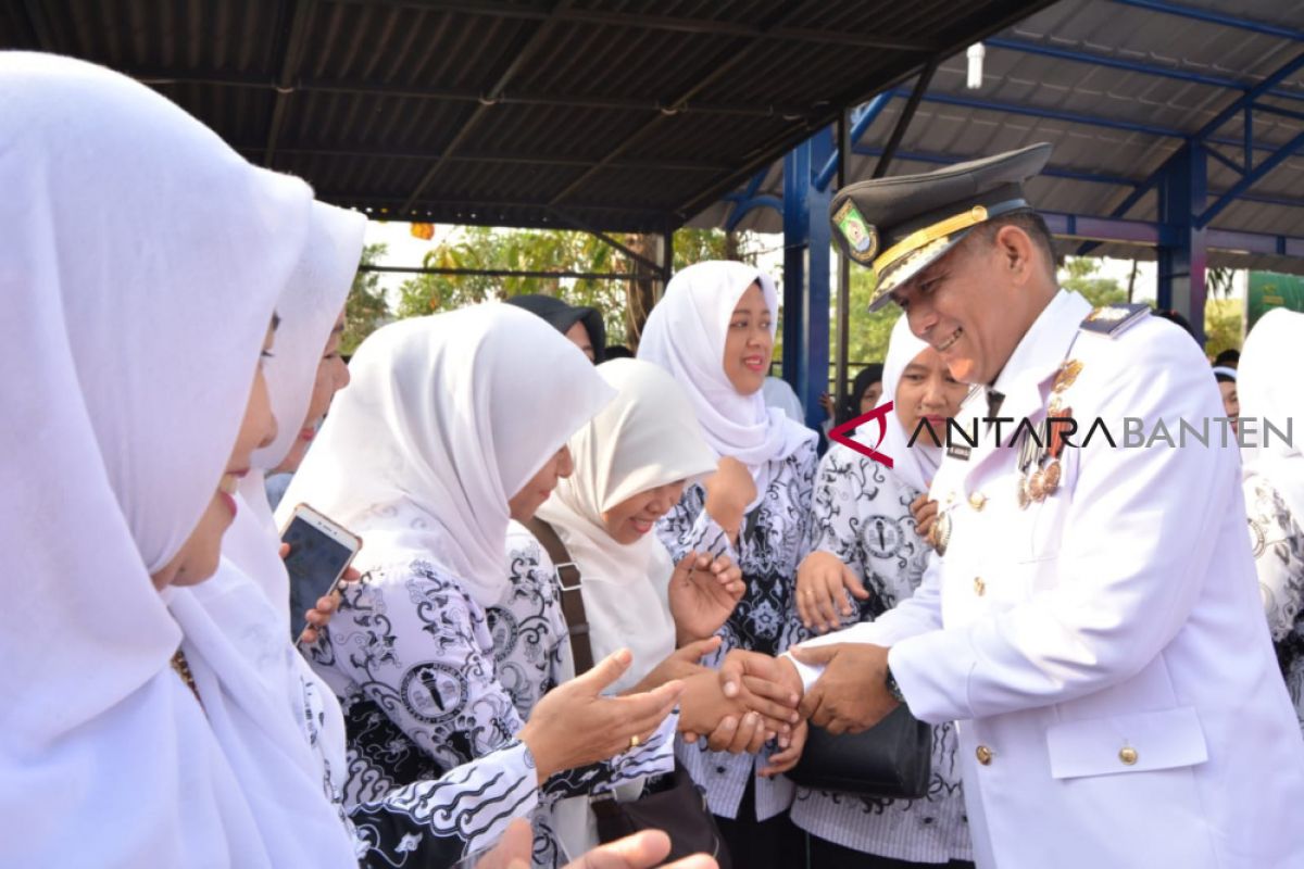 Momentum Kemerdekaan, Kecamatan Pinang Berikan Penghargaan - Uang Kadeudeuh Kepada Warga