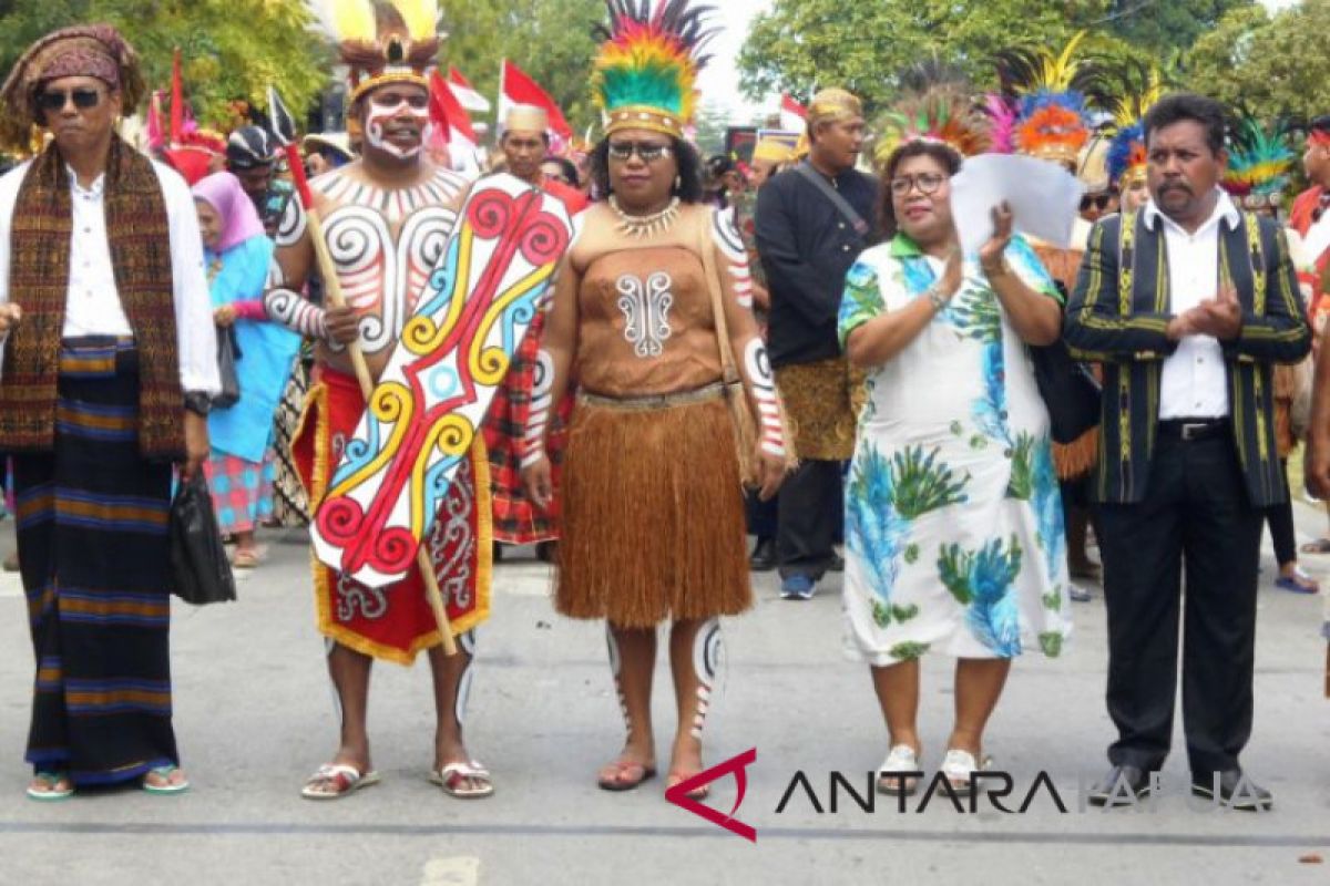 Plt Bupati Biak Numfor berpakaian adat di parade nusantara