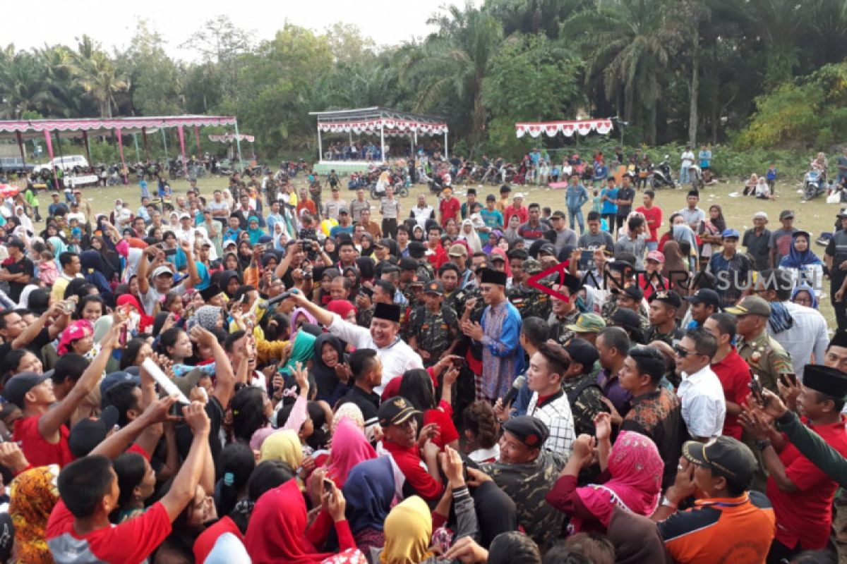 Herman Deru hibur masyarakat kecamatan Muara Lakitan