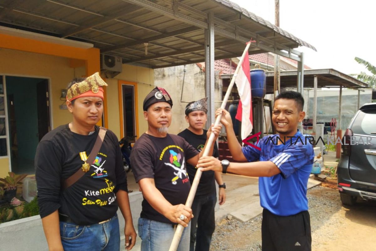 POM Kalbar bagikan bendera merah putih secara gratis