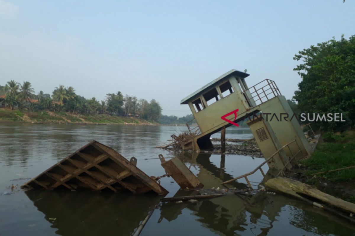 Kapal ponton dibiarkan tenggelam