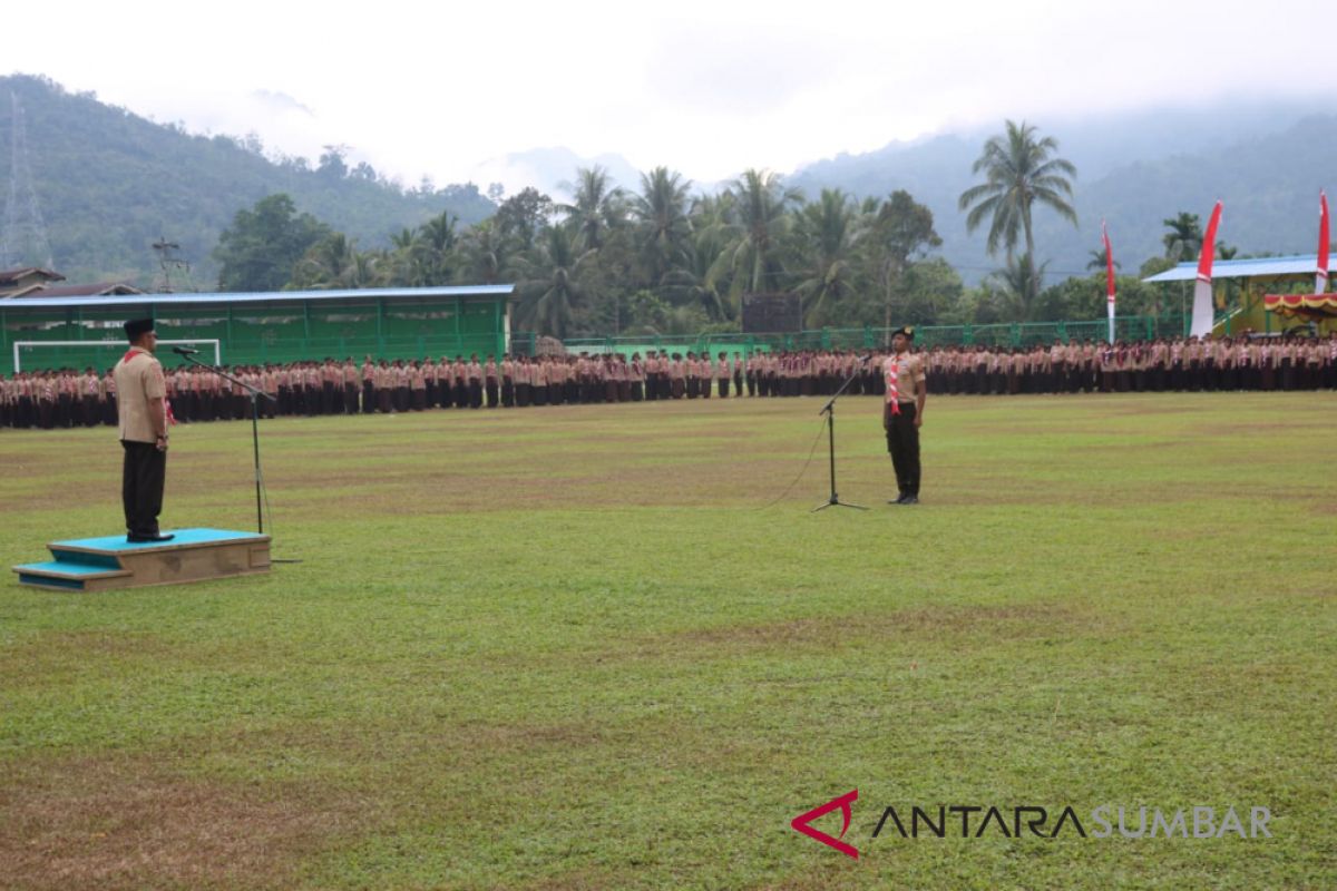 Wabup Sijunjung jadi pembina upacara hari pramuka, jadilah pemuda produktif