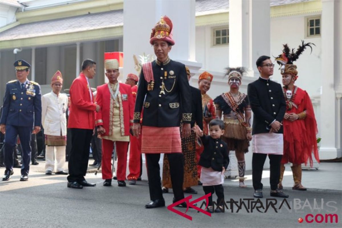 Presiden kenakan busana adat Aceh dalam upacara HUT ke-73 RI