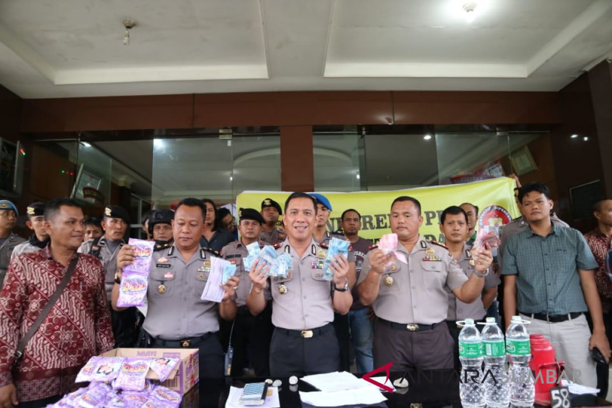 Sembilan orang ditangkap diduga lakukan pungli di Teluk Bayur