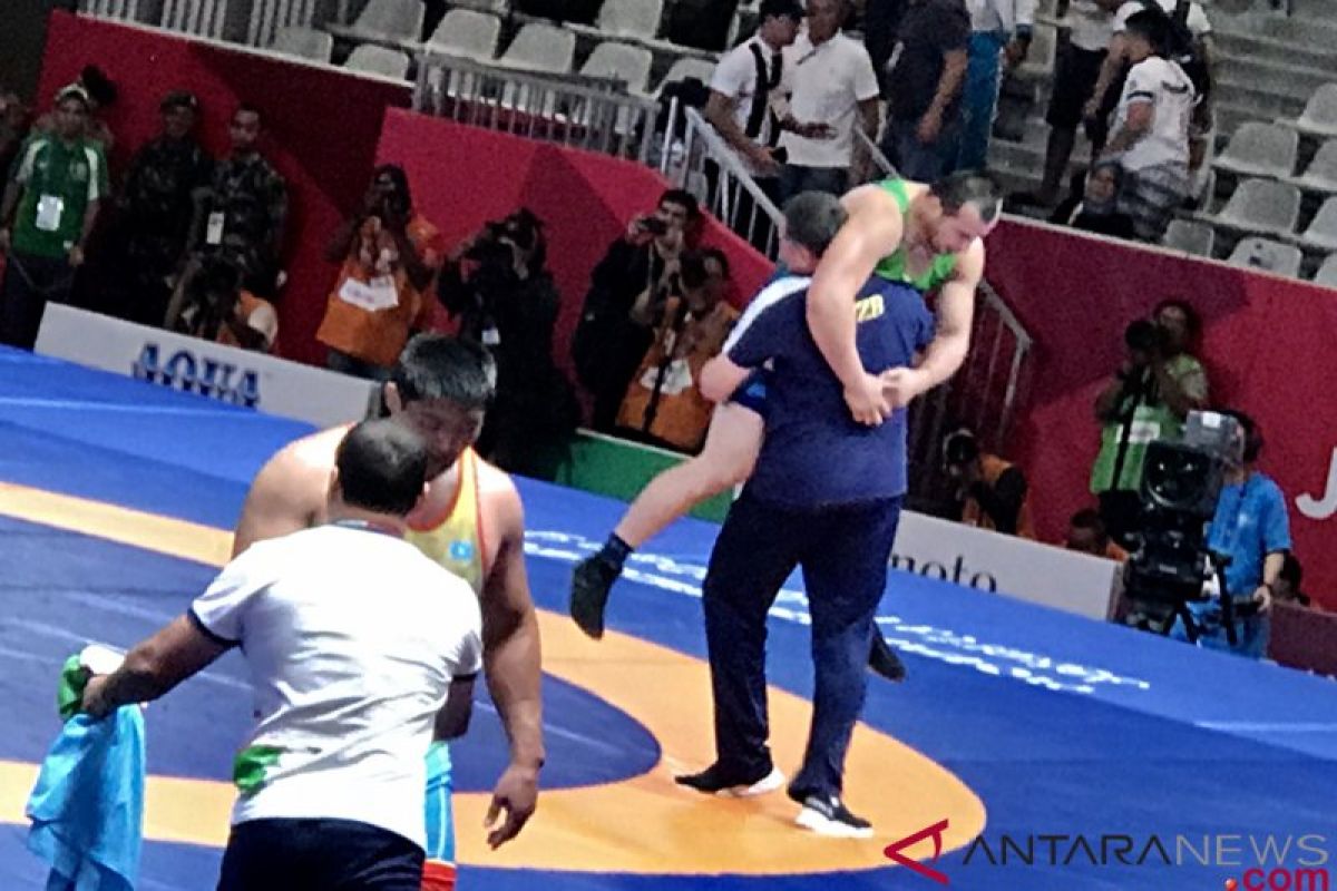 Pelatih gendong pegulat Uzbekistan berbobot 130 kg usai raih emas