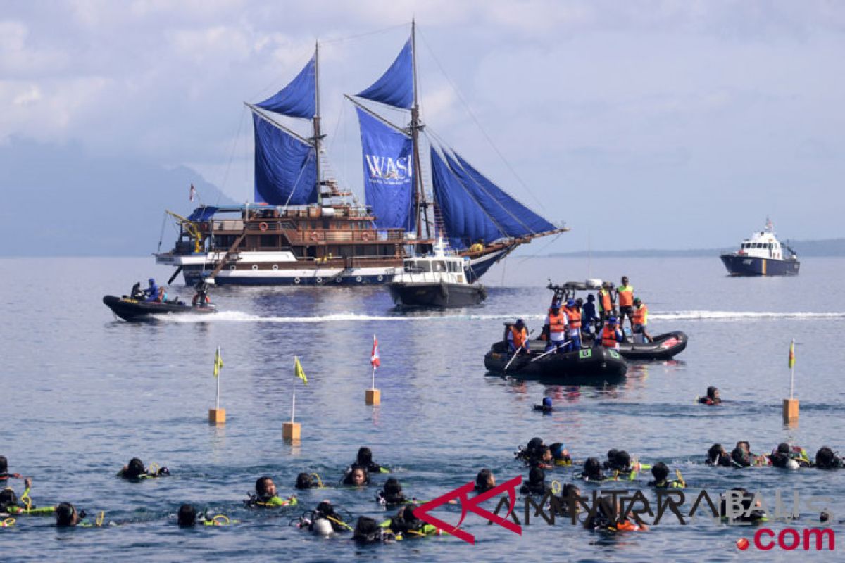 928 perempuan penyelam bentangkan Merah Putih di bawah laut Manado