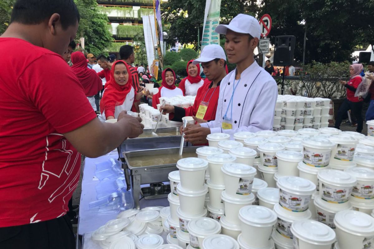 Penyajian 18.818 porsi bakso ikan pecahkan rekor MURI