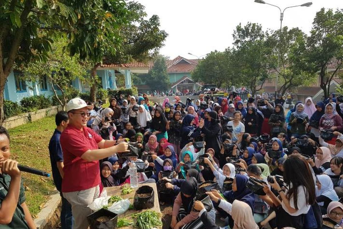 Aksi Rektor IPB tanam hortikultura bersama ribuan mahasiswa baru