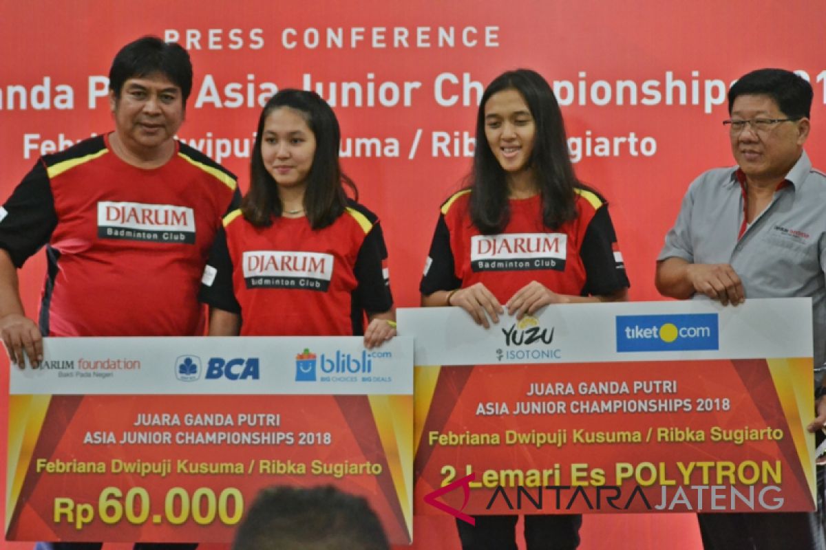 Ribka-Febriana terima penghargaan Djarum Foundation