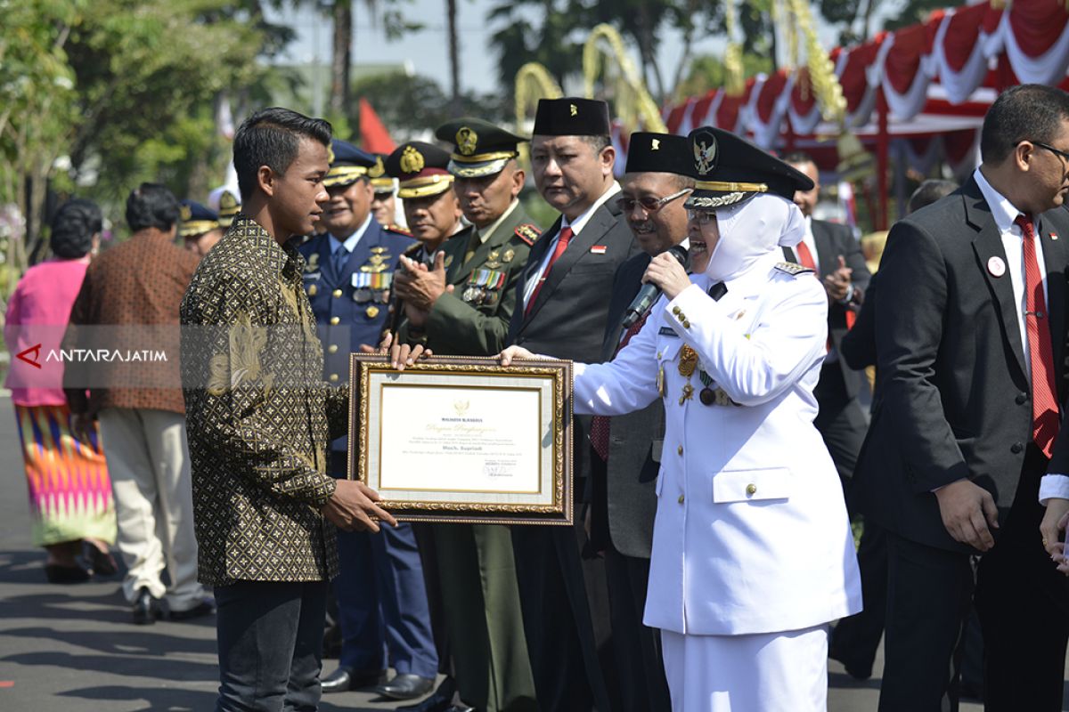 Risma Ingin Supriadi Jadi Contoh Anak-Anak di Surabaya