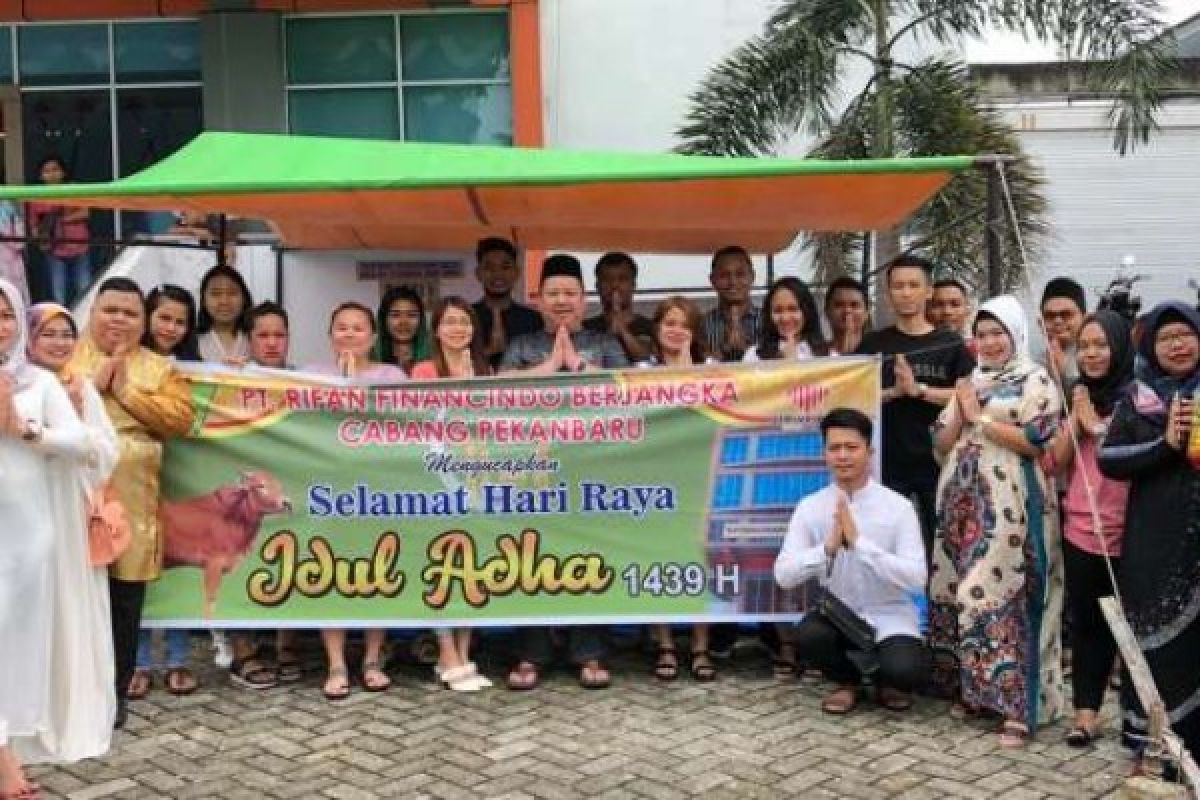 Sambut Hari Raya Idul Adha, PT Rifan Financindo Pekanbaru Berkurban Dua Ekor Sapi