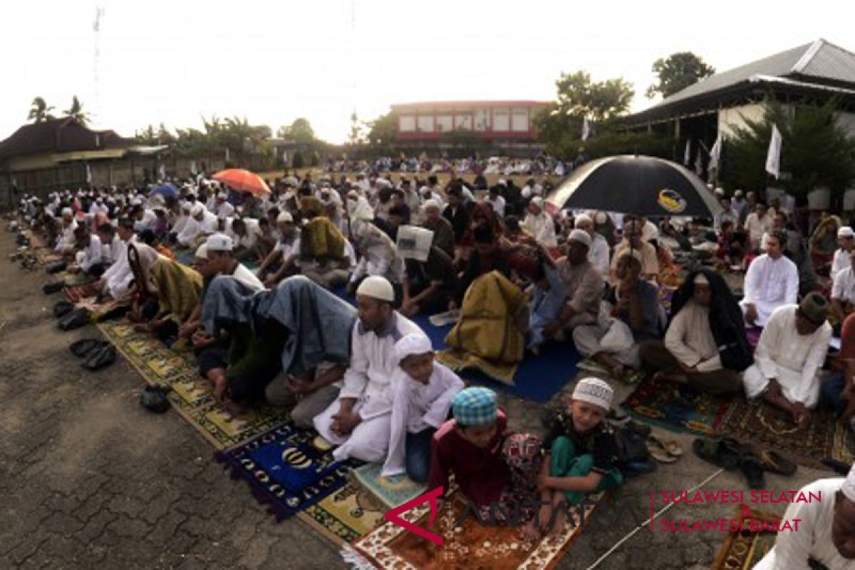 Warga Makassar Shalat Idul Adha di stadion