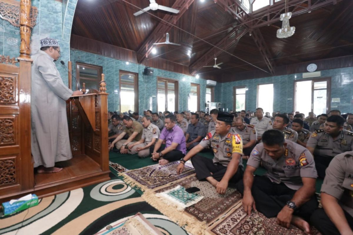 Jajaran Polda Kalbar gelar shalat minta turun hujan