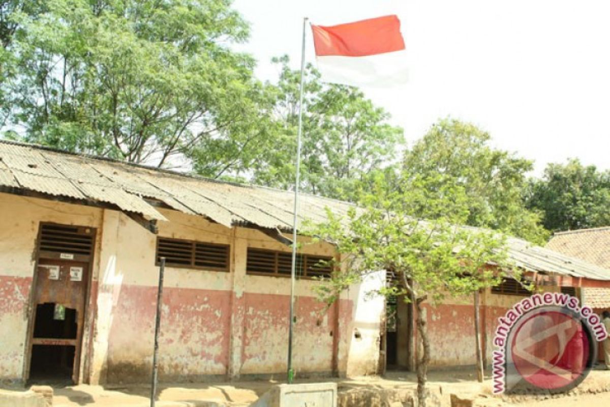 Puluhan pelajar Karawang belajar di teras sekolah