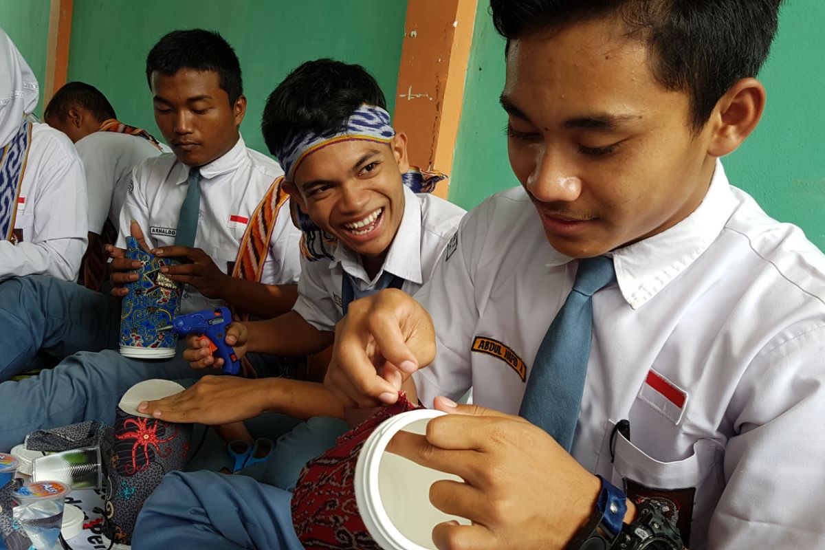 BUMN Hadir - Kunjungan peserta SMN ke Rumah Batik Beting Pontianak