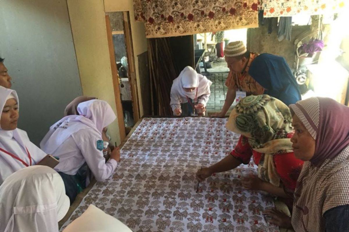 BUMN Hadir - Peserta Siswa Mengenal Nusantara Kunjungi Batik Lebak