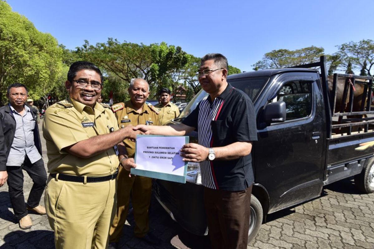 Gubernur Sulsel prioritaskan tukang becak bagikan kurban