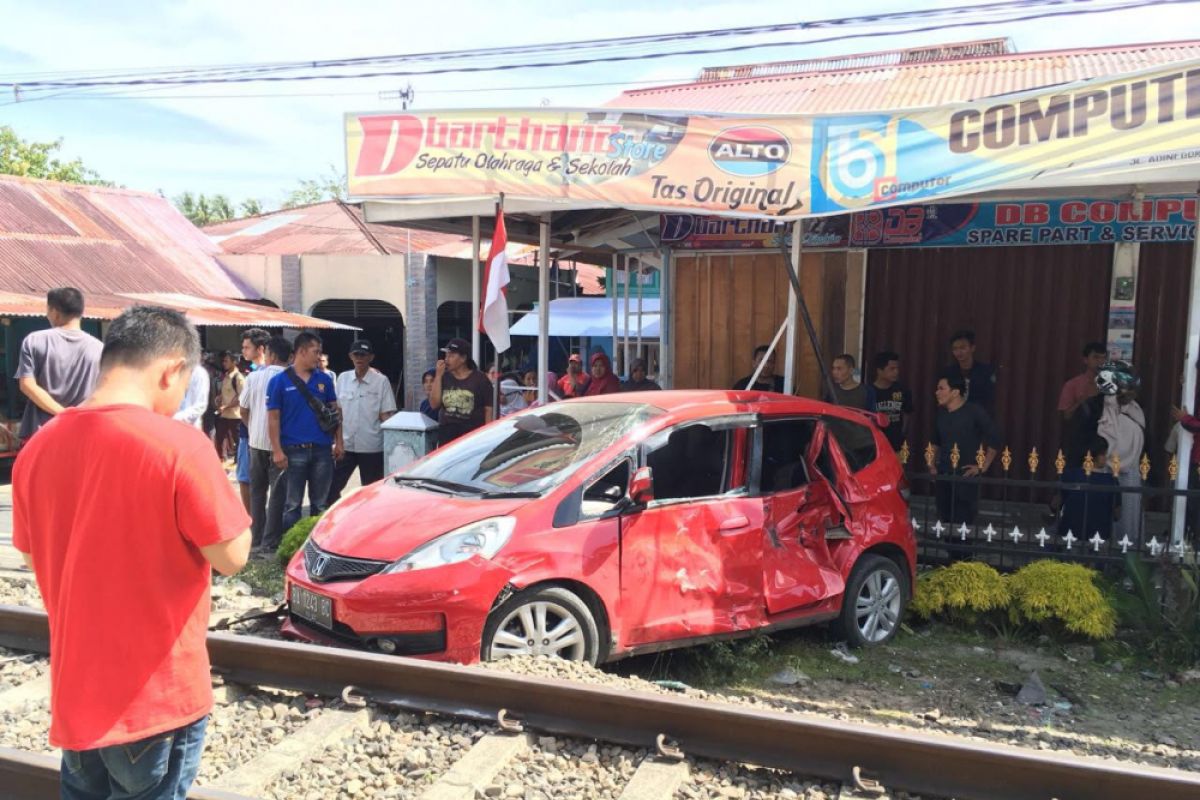 Mobil Ditabrak Kereta Api Bandara, Pengemudi Luka Di Bagian Kepala